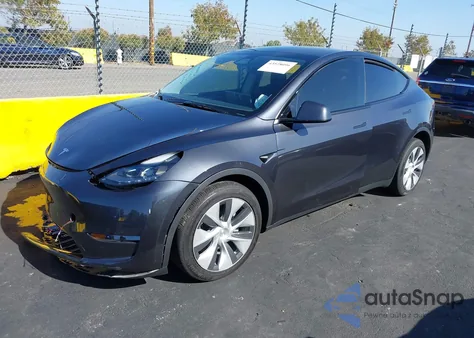 2024 Tesla Model Y Long Range Dual Motor All-Wheel Drive/Rwd z USA, uszkodzony, nr VIN 7SAYGDED7RF095496